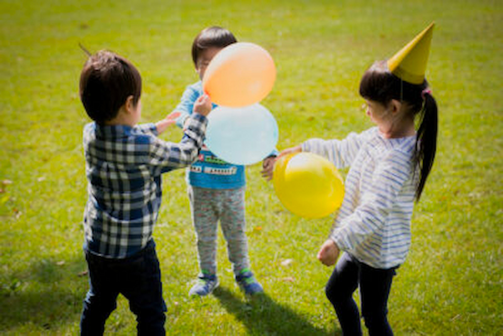 kids playing balloons